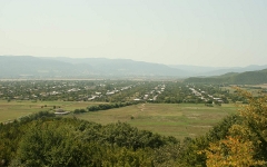 Вид с горы на Земо Алвани. Фото Aleksey Muhranoff с сайта wikipedia.org