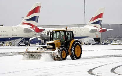 Уборка снега в аэропорту Хитроу. Фото с сайта planestupid.com