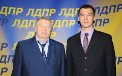 В. Жириновский и М. Дегтярев. Фото с сайта wikipedia.org В. Жириновский и М. Дегтярев. Фото с сайта wikipedia.org