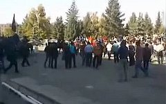 Митинг в Караколе. Стоп-кадр с видео в YouTube Митинг в Караколе. Стоп-кадр с видео в YouTube
