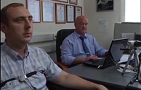 Проверка на полиграфе. Стоп-кадр с видео в YouTube Проверка на полиграфе. Стоп-кадр с видео в YouTube
