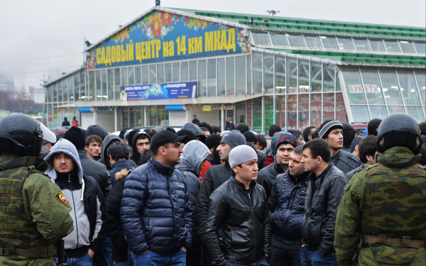 Полиция проверяет документы у нелегалов © РИА Новости, Илья Питалев Полиция проверяет документы у нелегалов © РИА Новости, Илья Питалев