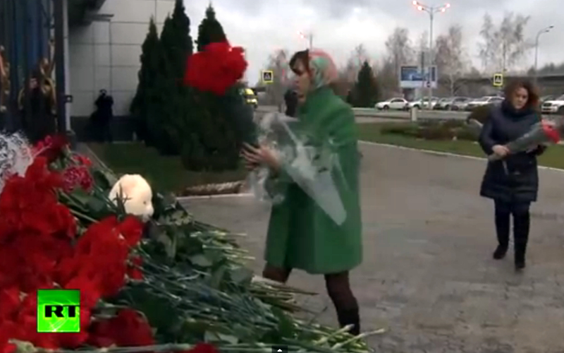 Соболезнующие несут цветы на место трагедии. Кадр телеканала Russia Today Соболезнующие несут цветы на место трагедии. Кадр телеканала Russia Today