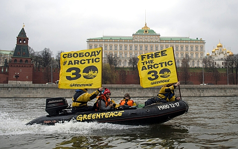 Акция Greenpeace на Москве-реке © РИА Новости, Максим Блинов