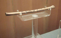 Флейта из кости журавля. Фото с сайта wikimedia.org Флейта из кости журавля. Фото с сайта wikimedia.org