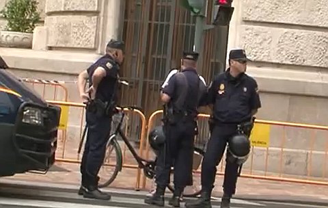 Испанские правоохранители. Стоп-кадр с видео в YouTube Испанские правоохранители. Стоп-кадр с видео в YouTube