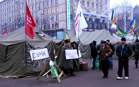 Палатки на «Евромайдане». Фото пользователя Twitter @ru_alexsobolev Палатки на «Евромайдане». Фото пользователя Twitter @ru_alexsobolev