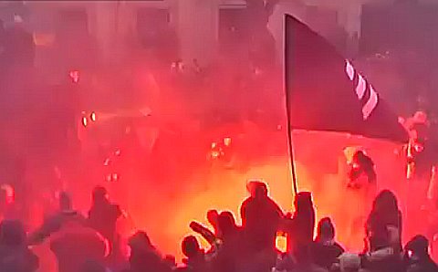 Беспорядки в Киеве. Стоп-кадр с видео в YouTube Беспорядки в Киеве. Стоп-кадр с видео в YouTube