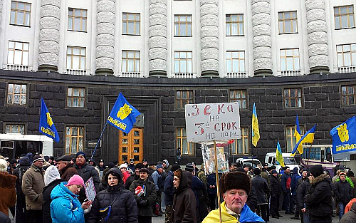 Протестующие у здания кабмина Украины. Фото пользователя Твиттера @TukvaSociopat Протестующие у здания кабмина Украины. Фото пользователя Твиттера @TukvaSociopat