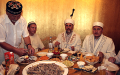 Застолье с бешбармаком. Фото с сайта islamnews.ru