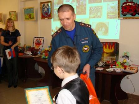 Сотрудник МЧС и ребенок. Фото с сайта mchs.gov.ru Сотрудник МЧС и ребенок. Фото с сайта mchs.gov.ru