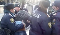 Акция протеста в Баку. Стоп-кадр с видео YouTube Акция протеста в Баку. Стоп-кадр с видео YouTube