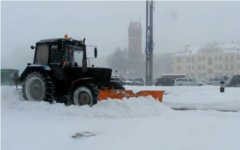 Расчистка улиц в Минске. Стоп-кадр с видео tyt.by Расчистка улиц в Минске. Стоп-кадр с видео tyt.by