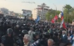 Беспорядки на Болотной площади 6 мая 2012 года. Стоп-кадр телеканала «Дождь» Беспорядки на Болотной площади 6 мая 2012 года. Стоп-кадр телеканала «Дождь»