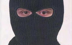 Налетчик в маске. Фото с сайта anorak.co.uk