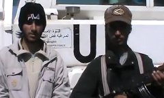 Сирийские боевики. Стоп-кадр с видео YouTube Сирийские боевики. Стоп-кадр с видео YouTube