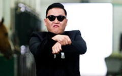 PSY. Кадр из видео на YouTube PSY. Кадр из видео на YouTube