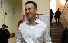 Алексей Навальный в здании суда. Фото из Твиттера Анны Ведуты (@Anna_Veduta) Алексей Навальный в здании суда. Фото из Твиттера Анны Ведуты (@Anna_Veduta)