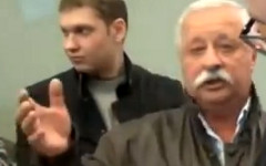 Леонид Якубович в аэропорте Шереметьево. Стоп-кадр с видео в Youtube