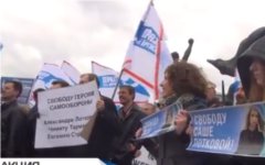 Митинг за легализацию короткоствольного оружия. Стоп-кадр телеканала «Дождь» Митинг за легализацию короткоствольного оружия. Стоп-кадр телеканала «Дождь»