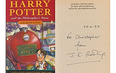 Первое издание книги с пометками Д.К.Роулинг. Фото с сайта sothebys.co Первое издание книги с пометками Д.К.Роулинг. Фото с сайта sothebys.co