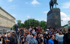 ЛГБТ-акция напротив московской мэрии. Фото пользователя Twitter @GraniTweet