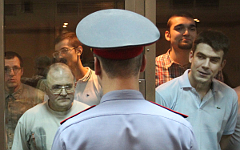 Обвиняемые по «болотному делу» в «стакане» © РИА Новости, Евгений Биятов