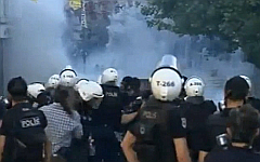 Беспорядки в Турции. Стоп-кадр с видео в YouTube Беспорядки в Турции. Стоп-кадр с видео в YouTube