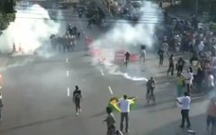 Протесты в Бразилии. Стоп-кадр с видео в YouTube Протесты в Бразилии. Стоп-кадр с видео в YouTube