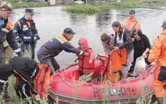 Помощь пострадавшим от наводнения. Фото с сайта 28.mchs.gov.ru Помощь пострадавшим от наводнения. Фото с сайта 28.mchs.gov.ru