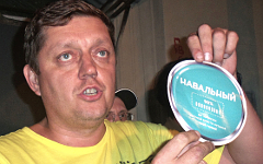 «Эсер» О.Пахолков во время обыска в штабе Навального © KM.RU, Алексей Белкин «Эсер» О.Пахолков во время обыска в штабе Навального © KM.RU, Алексей Белкин