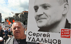 Пикетчик с портретом С. Удальцова © KM.RU, Алексей Белкин Пикетчик с портретом С. Удальцова © KM.RU, Алексей Белкин