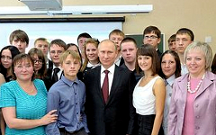 В.Путин с учениками СОШ №7 Курганской области. Фото с сайта kremlin.ru В.Путин с учениками СОШ №7 Курганской области. Фото с сайта kremlin.ru