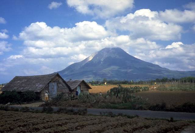 Гора Синабунг. Фото с сайта wikimedia.org Гора Синабунг. Фото с сайта wikimedia.org
