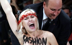 Участница FEMEN на Paris Fashion Week. Фото с сайта femen.org Участница FEMEN на Paris Fashion Week. Фото с сайта femen.org