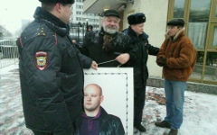 Илья Константинов у здания СК © KM.RU, Алексей Белкин Илья Константинов у здания СК © KM.RU, Алексей Белкин