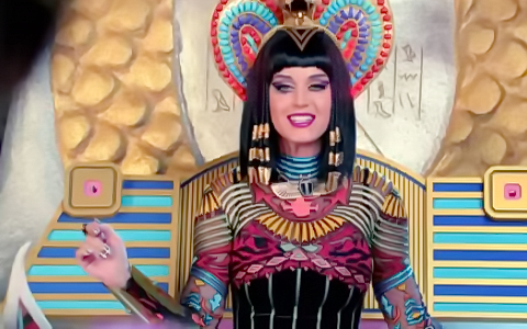 Кадр из клипа «Dark Horse» Кадр из клипа «Dark Horse»