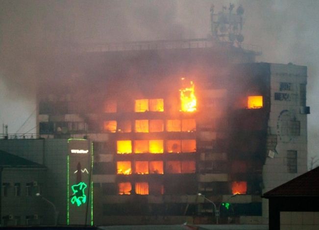 Горящий Дом печати во время КТО. Фото с сайта nac.gov.ru Горящий Дом печати во время КТО. Фото с сайта nac.gov.ru