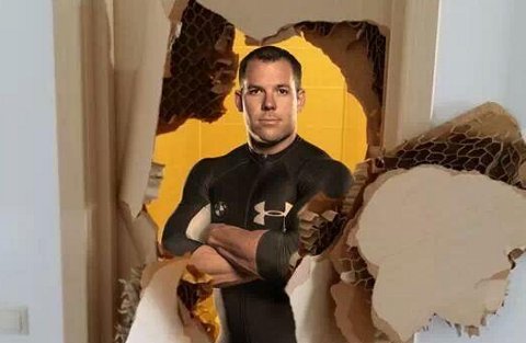 Джонни Куинн и сломанная им дверь. Коллаж пользователя Twitter @JohnnyQuinnUSA Джонни Куинн и сломанная им дверь. Коллаж пользователя Twitter @JohnnyQuinnUSA