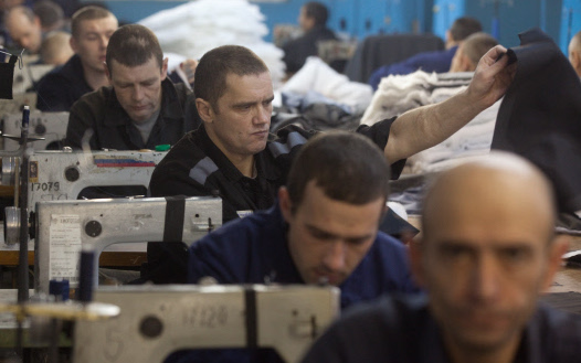 Заключенные работают в швейном цехе © РИА Новости, Илья Питалев Заключенные работают в швейном цехе © РИА Новости, Илья Питалев