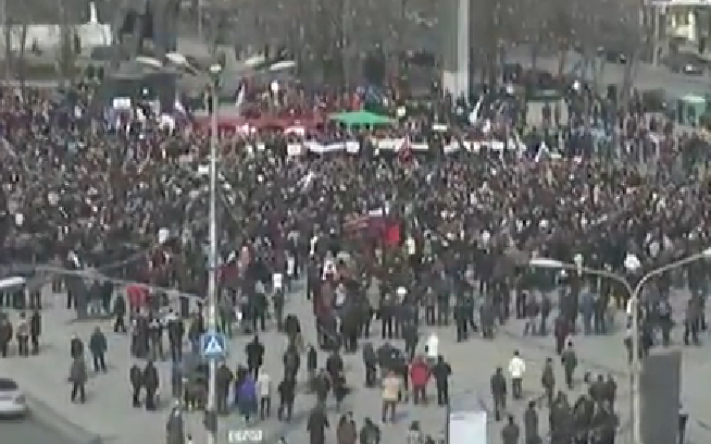 Митинг в Донецке. Стоп-кадр с видео в YouTube Митинг в Донецке. Стоп-кадр с видео в YouTube