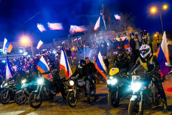 Празднование итогов референдума в Симферополе. Кадр Russia Today Празднование итогов референдума в Симферополе. Кадр Russia Today