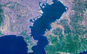 Спутниковый снимок Токийского залива. Фото с сайта wikipedia.org Спутниковый снимок Токийского залива. Фото с сайта wikipedia.org