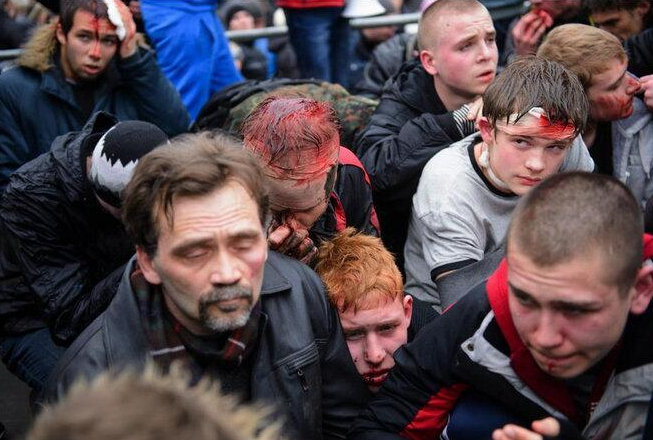 Подростков выводят из мэрии. Кадр «Громадське ТВ» Подростков выводят из мэрии. Кадр «Громадське ТВ»