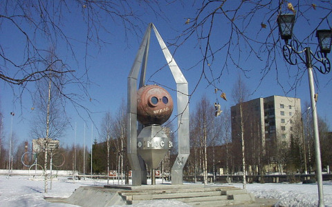 Памятник спутнику серии «Космос». Фото Ssr с сайта wikimedia.org Памятник спутнику серии «Космос». Фото Ssr с сайта wikimedia.org