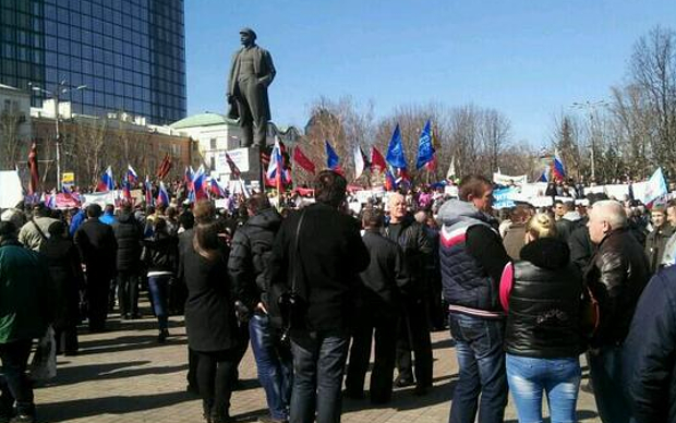 Пророссийский митинг в Донецке. Фото пользователя Twitter @citolis26 Пророссийский митинг в Донецке. Фото пользователя Twitter @citolis26