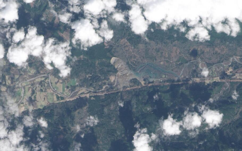 Вид на оползень в Вашинготе со спутника NASA. Фото c твиттера @NASA_Landsat