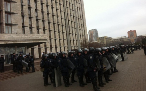 Милиция у здания ОГА Донецка. Фото пользователя Твиттера @novostidnua Милиция у здания ОГА Донецка. Фото пользователя Твиттера @novostidnua