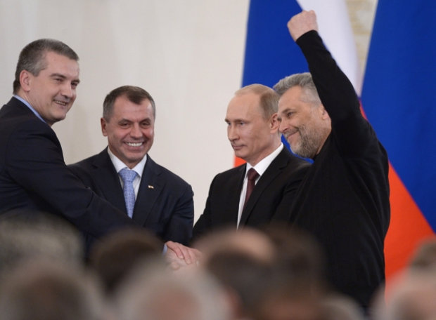 Сергей Аксенов, Владимир Константинов, Владимир Путин и Алексей Чалый во время церемонии подписания договора между РФ и Республикой Крым о принятии в РФ Республики Крым и образовании в составе РФ новых субъектов © РИА Новости, Алексей Никольский Сергей Аксенов, Владимир Константинов, Владимир Путин и Алексей Чалый во время ц