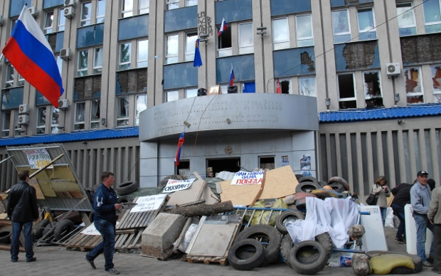 Баррикады вокруг здания СБУ в Луганске © РИА Новости, Юрий Стрельцов Баррикады вокруг здания СБУ в Луганске © РИА Новости, Юрий Стрельцов